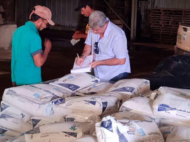 Agricultores familiares de Porto Verde recebem 40 toneladas de calcário